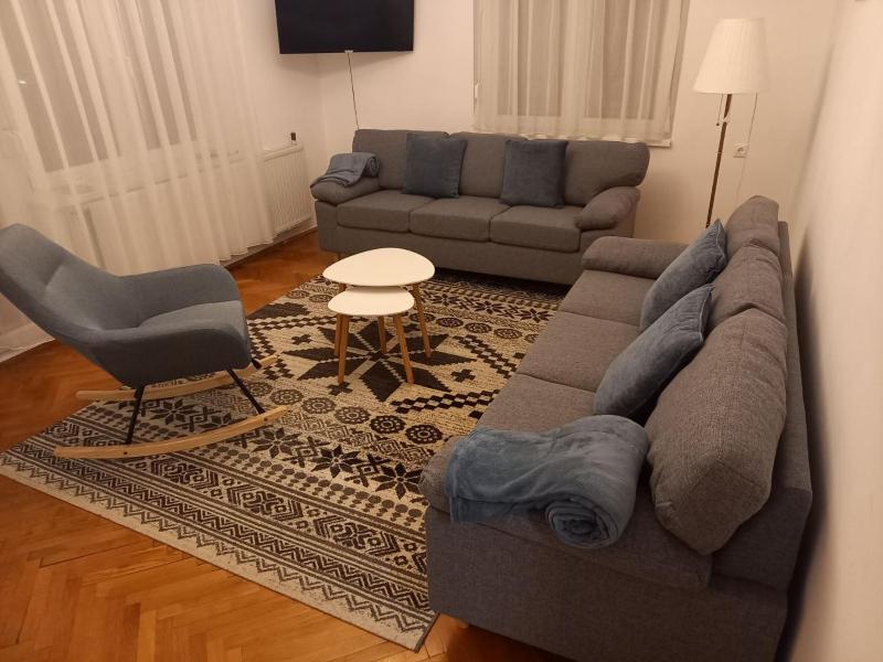 Deluxe Three-Bedroom Apartment image 2