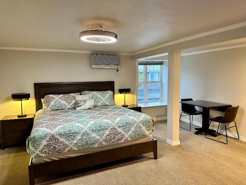 Deluxe King Room image 1