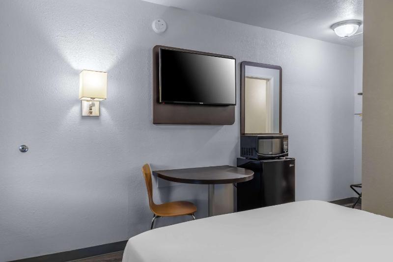 Queen Room with Hearing Accessible  image 2