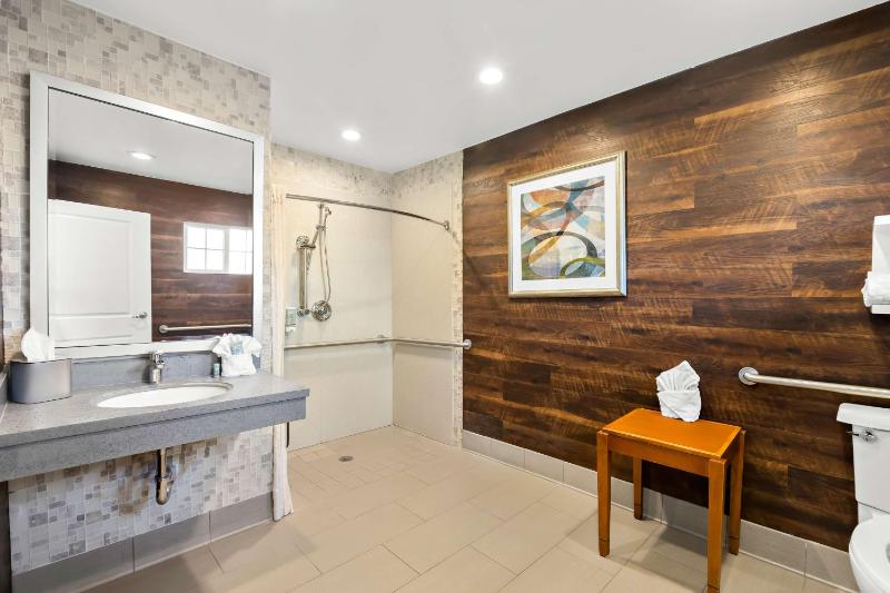 Queen Room with Two Queen Beds with Roll-in Shower - Non smoking image 4
