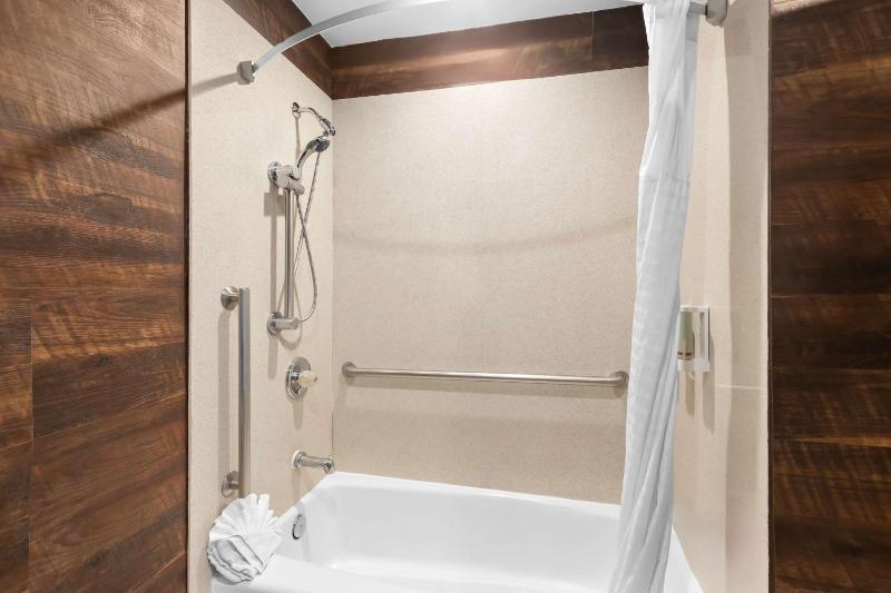 Queen Room - Disability Access - Non Smoking image 4