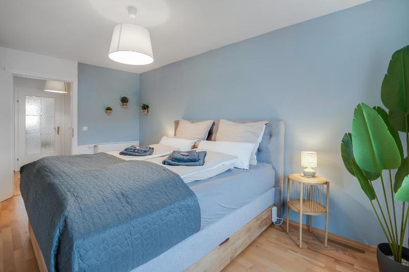 Schlossberg Panorama Suite - 3BR & Free Parking in Altstadt by HERO HOMES Graz - image 17