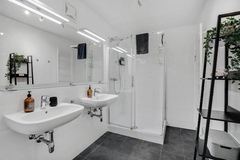 Schlossberg Panorama Suite - 3BR & Free Parking in Altstadt by HERO HOMES Graz - image 3