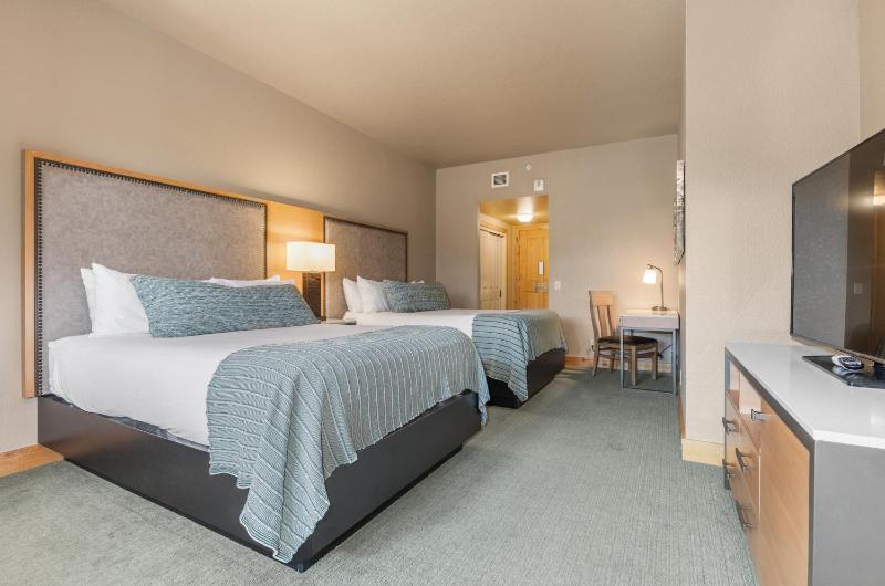 Queen Room with Two Queen Beds image 3