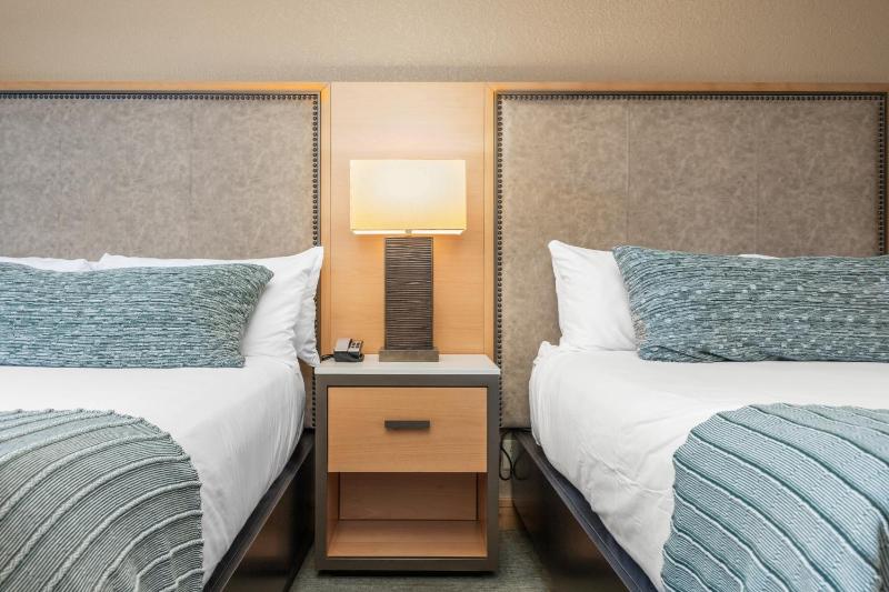 Queen Room with Two Queen Beds image 2