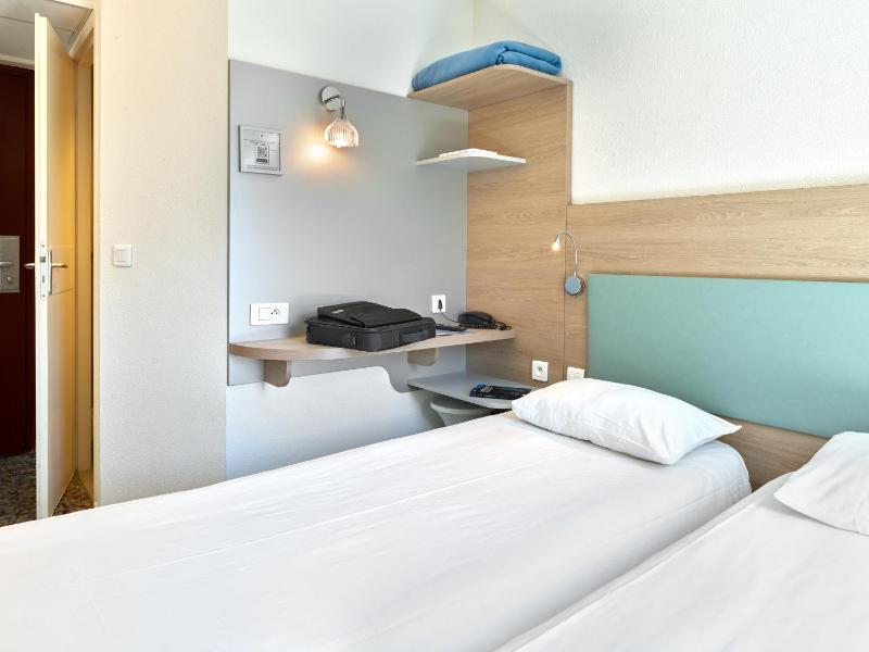 Standard Twin Room image 3
