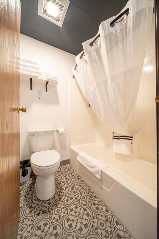 Deluxe Queen Room image 3