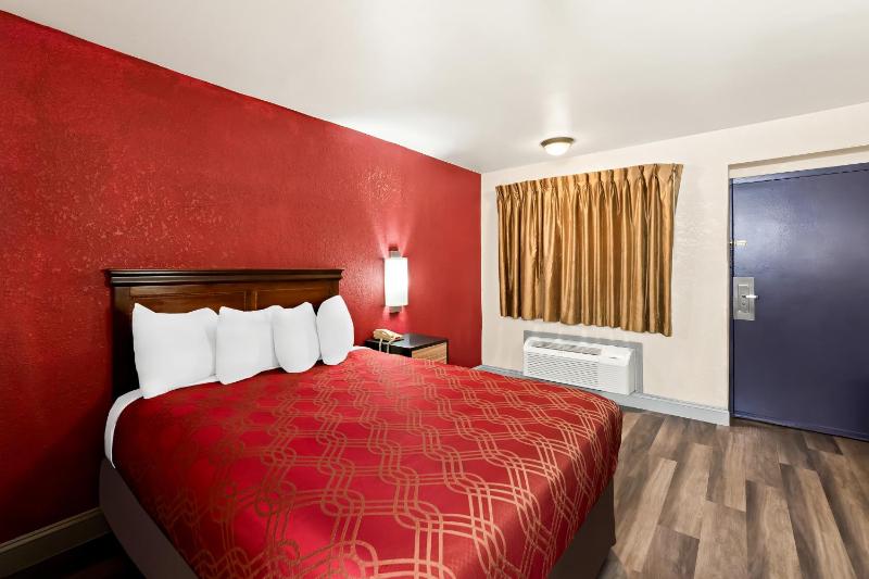 Queen Room image 2