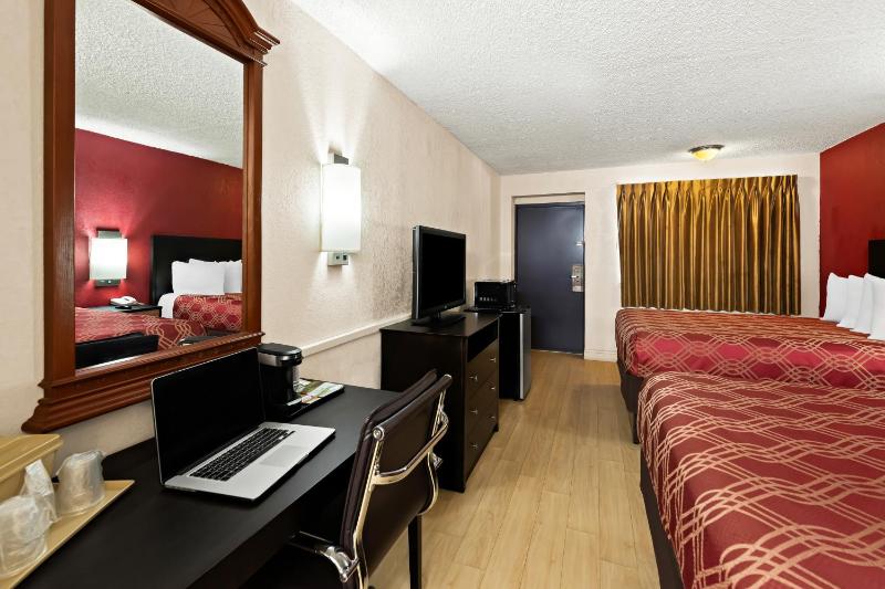 Family Room image 3