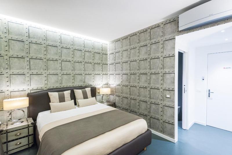Double Room with Balcony image 3