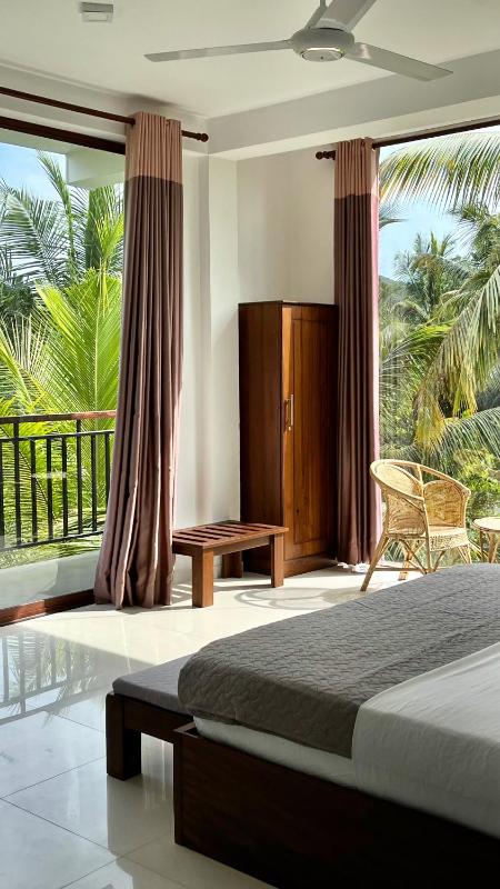 Shades Hotel & Villa - image 12