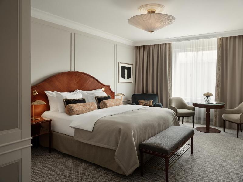 Premium Deluxe King Room with Spa Access image 4