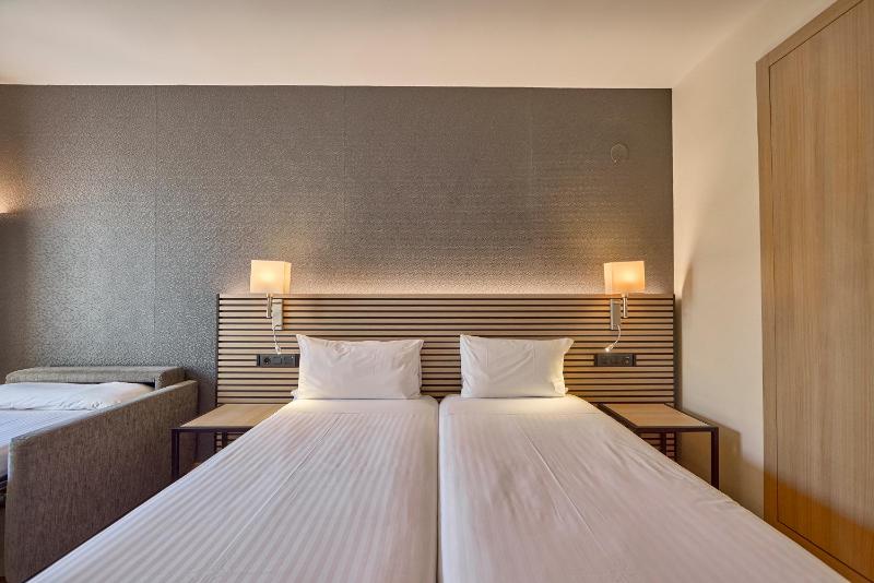 Double Room with Extra Bed image 4