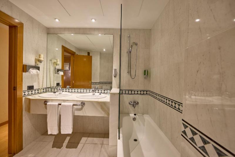 Double Room image 3