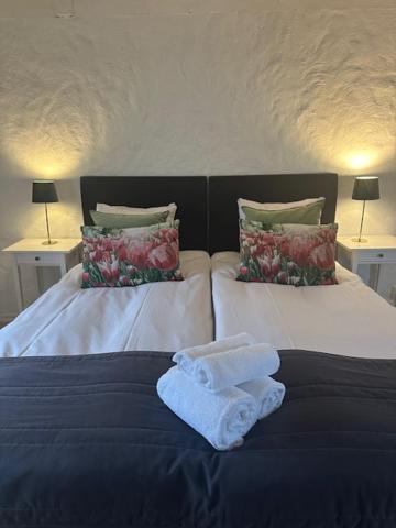 Double or Twin Room with City View image 4