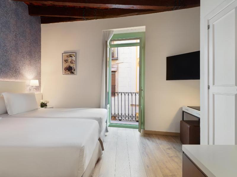 Double or Twin Room with Balcony image 3