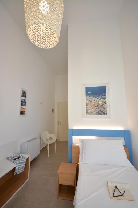Single Room image 3