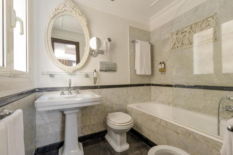 Deluxe Triple Room image 2