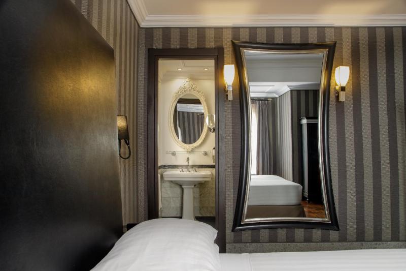 Deluxe Triple Room image 4