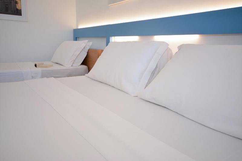 Standard Triple Room image 4