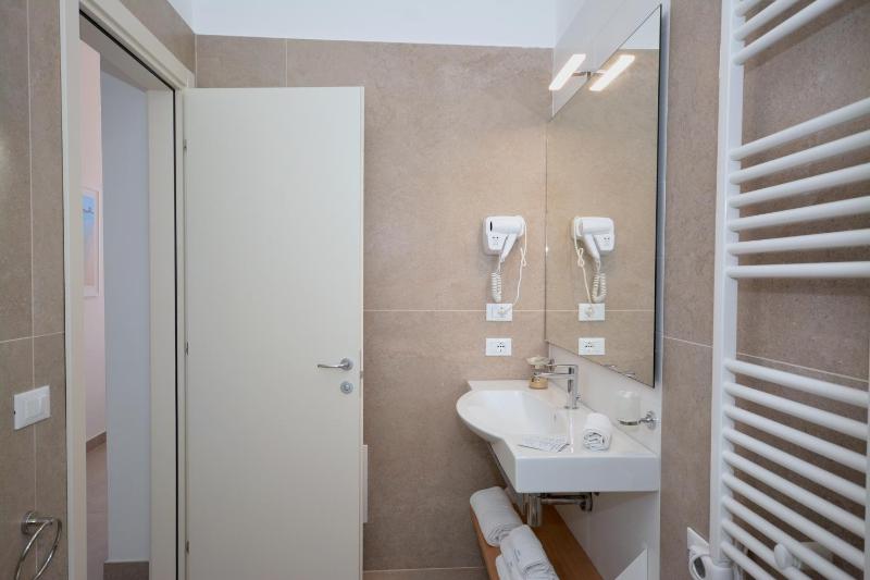 Standard Triple Room image 2