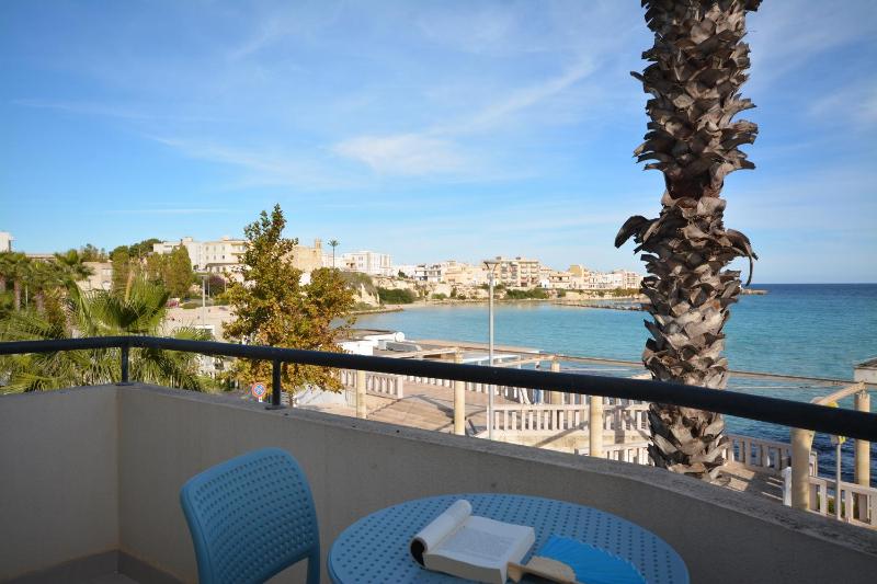 Double Room with Balcony and Sea View image 4