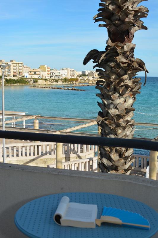 Double Room with Balcony and Sea View image 3