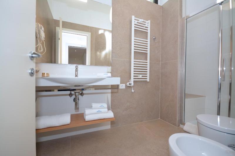 Triple Room with Balcony and Sea View image 2