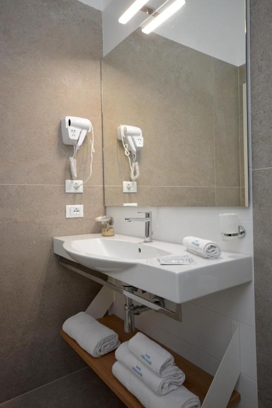 Triple Room with Balcony and Sea View image 3
