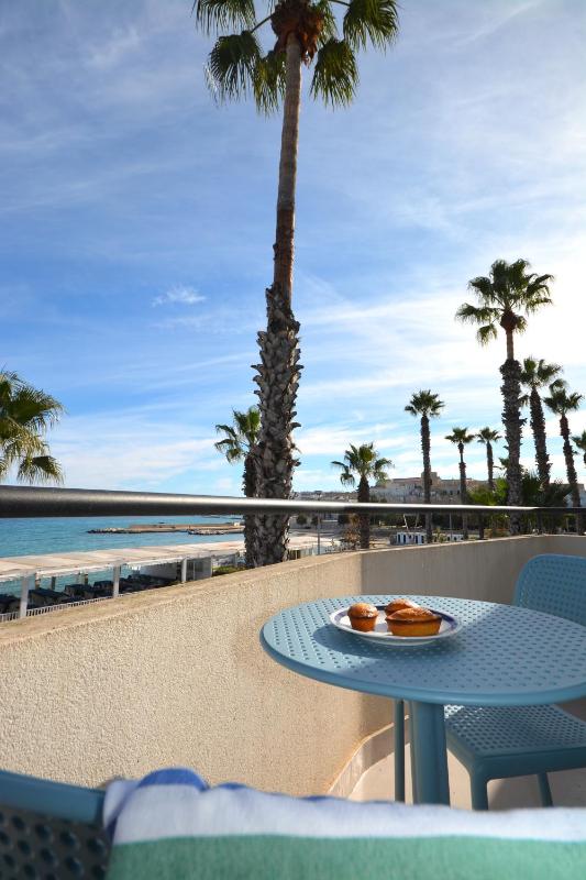 Triple Room with Balcony and Sea View image 4