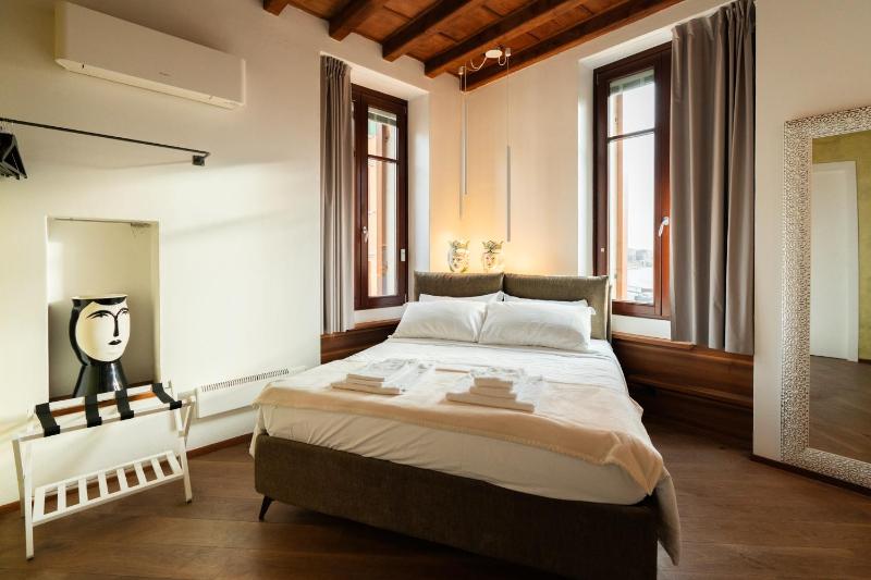 Superior Double Room with River View image 2