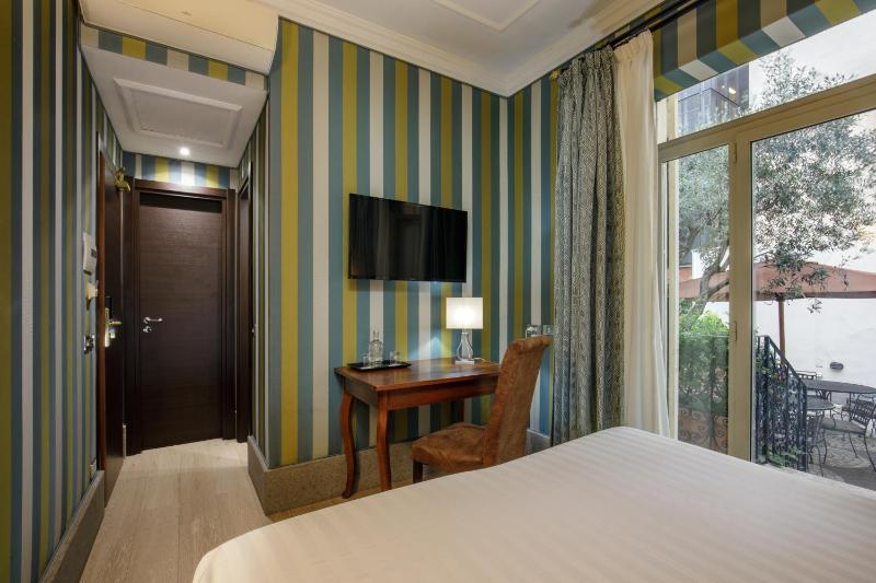 Standard Double Room image 3