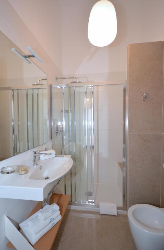 Double Room with Balcony and Lateral Sea View image 3