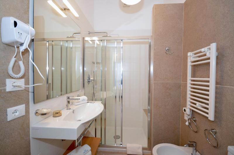 Double Room with Balcony and Lateral Sea View image 2