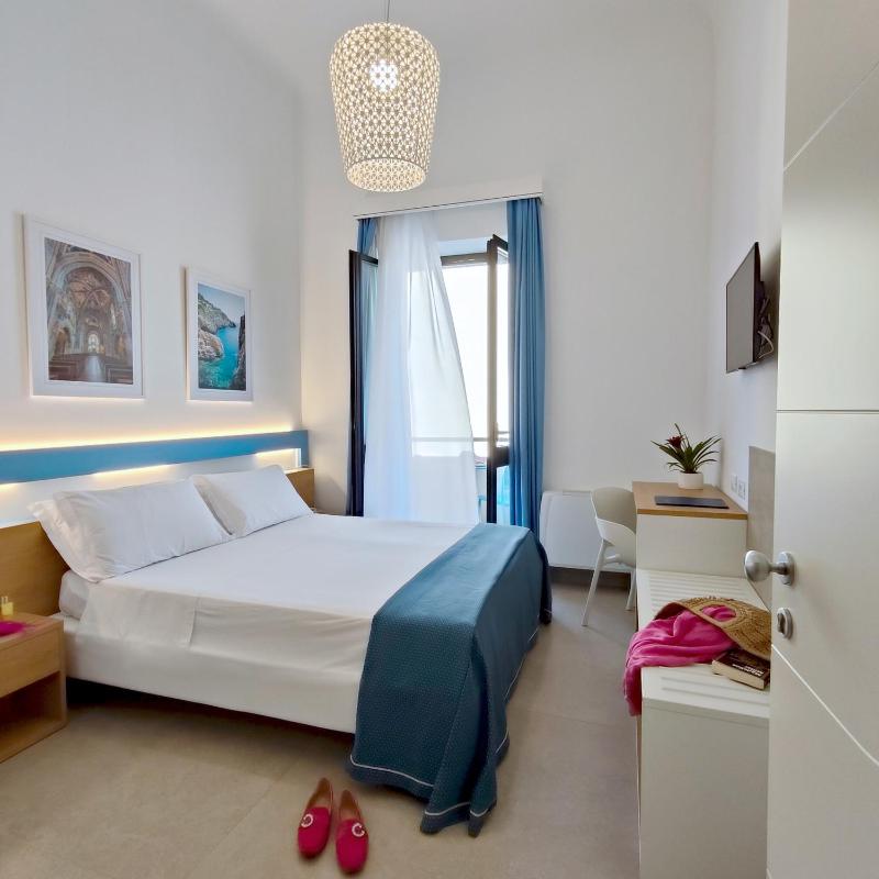 Double Room with Balcony and Lateral Sea View image 1