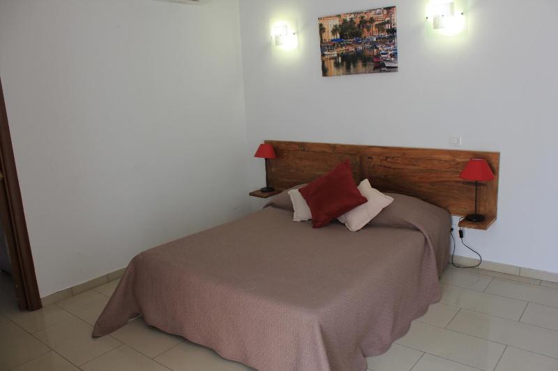 One-Bedroom Apartment with Garden View image 3