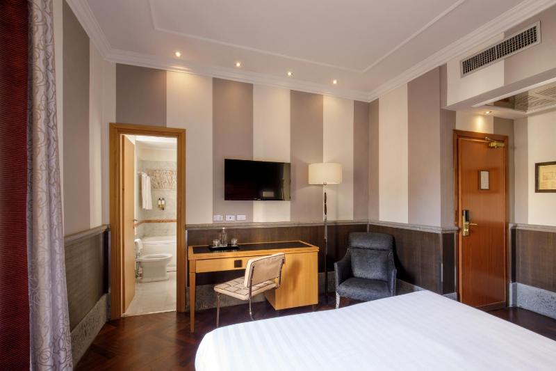 Deluxe Double or Twin Room image 4