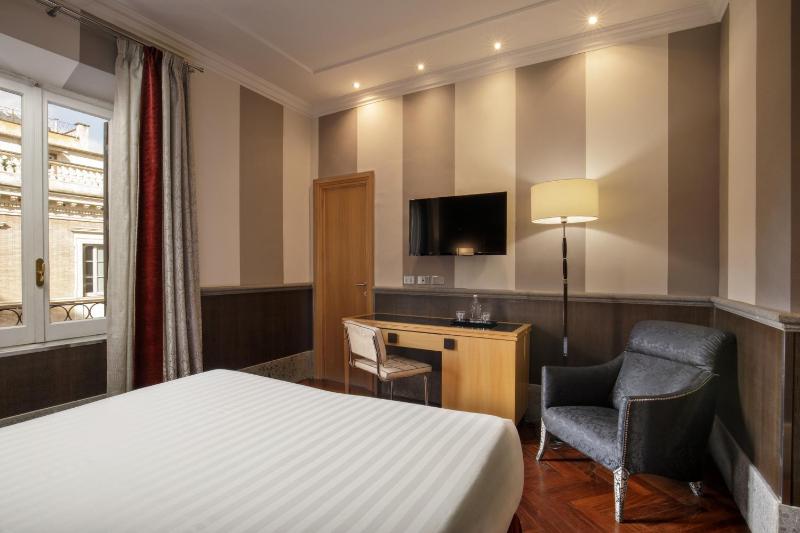 Deluxe Double or Twin Room image 3