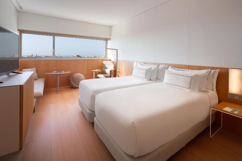 Double or Twin Room with Sea View - The Level image 4
