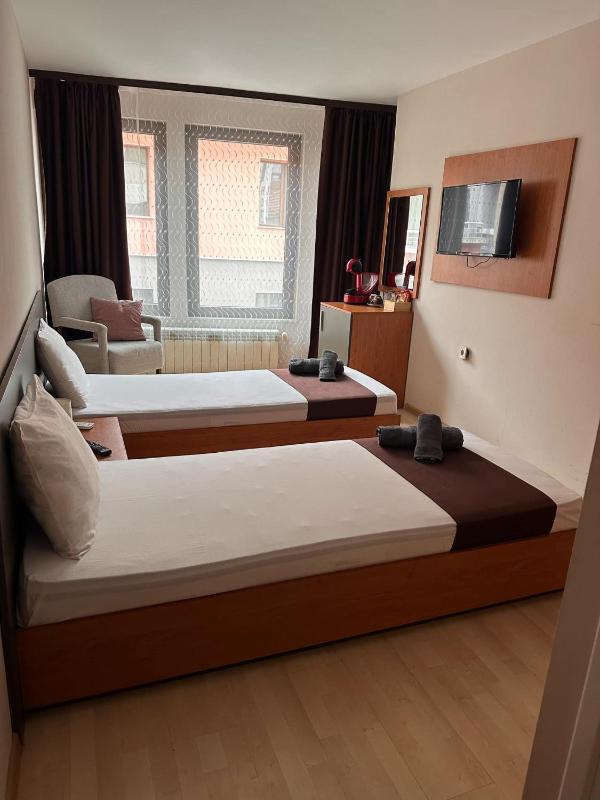 Economy Twin Room image 1