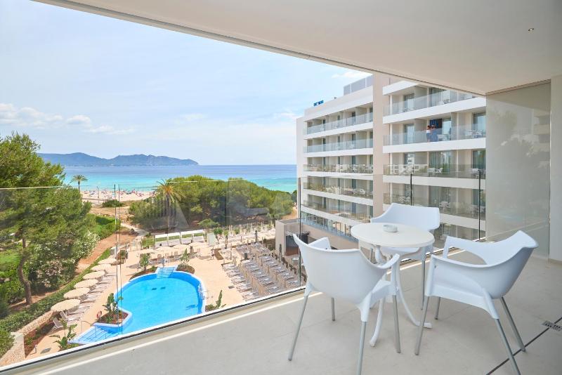Junior Suite with Pool View image 4