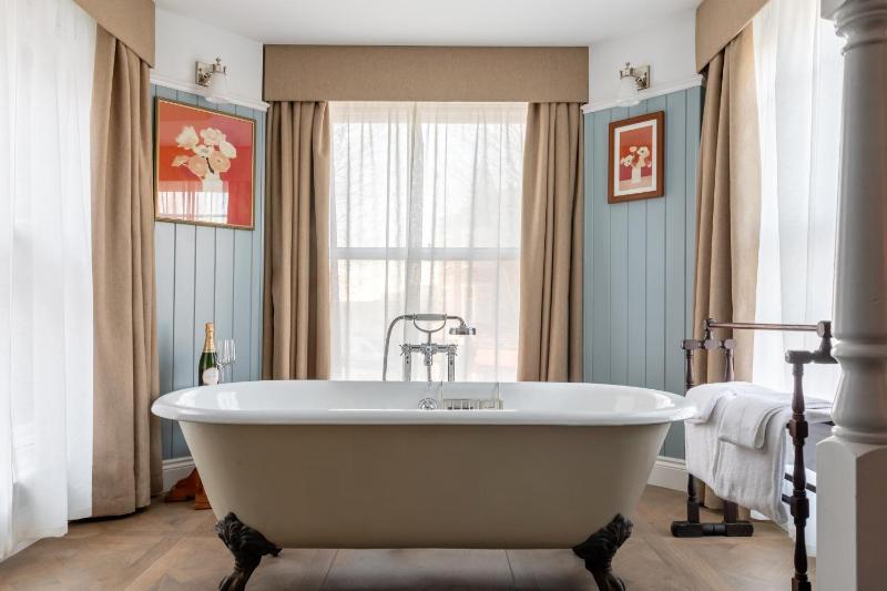 Luxury Suite image 2