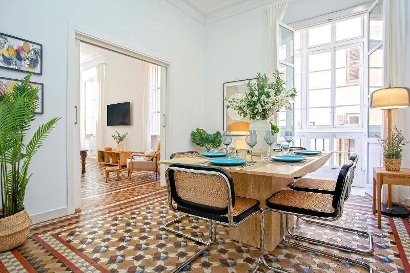 Three-Bedroom Deluxe Apartment image 3