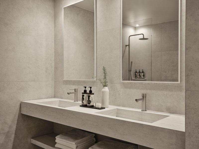 Basement Level Junior Suite with Window image 3