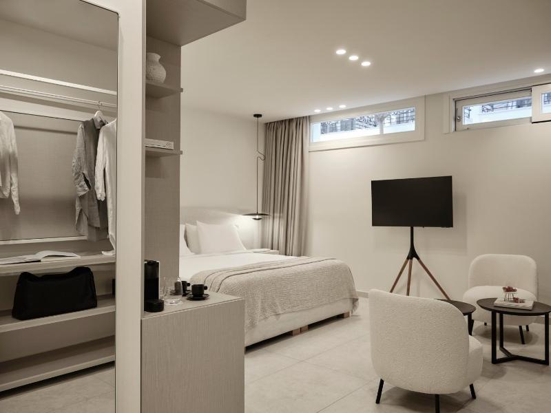 Basement Level Junior Suite with Window image 1