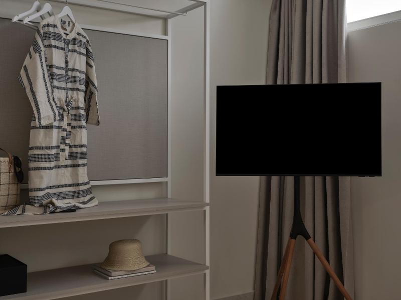Basement Level Double Room with Window image 4