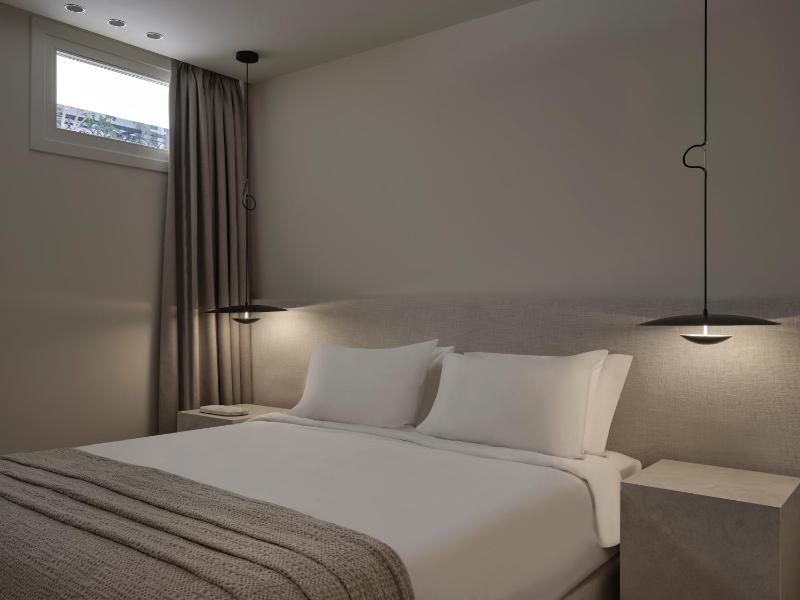 Basement Level Double Room with Window image 1