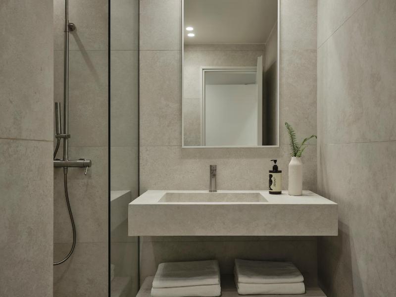 Basement Level Double Room with Window image 3