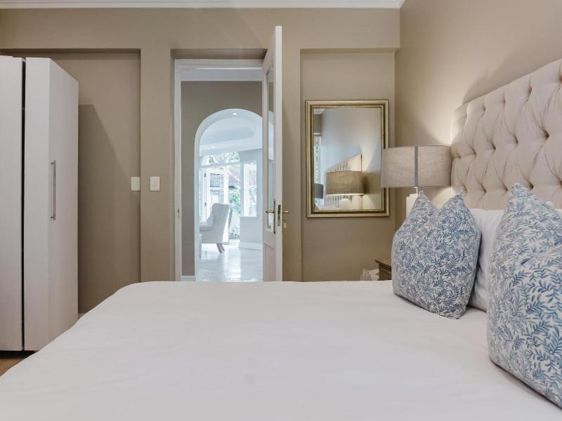 Hyde Park Retreat - image 3