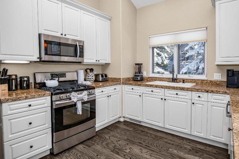 5025 Main Gore Place Condo - image 24